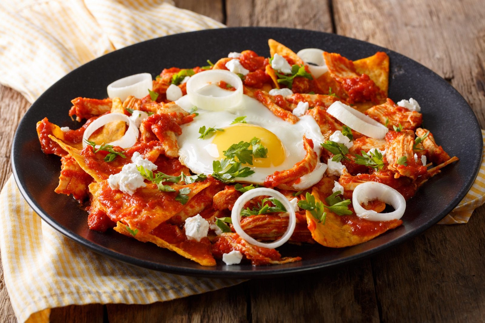 Chilaquiles rojos acompañados de huevo al gusto, una combinación deliciosa y reconfortante. Perfectos para disfrutar un desayuno lleno de sabor, energía y proteína para comenzar el día con fuerza.