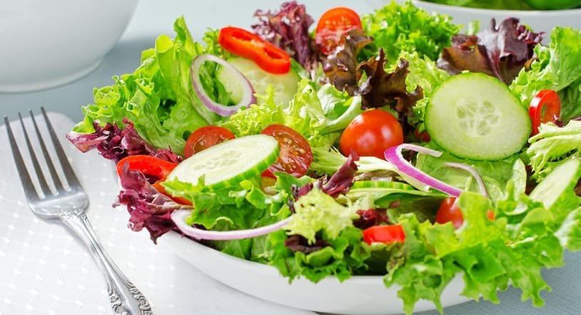 Ensalada primavera con lechuga fresca, tomates cherry, zanahorias ralladas y aderezo ligero. Opción saludable, llena de antioxidantes, ideal para un desayuno ligero o almuerzo nutritivo. Frescura y calidad en cada bocado