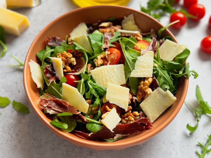 Ensalada crocante con lechuga fresca, nueces y semillas de chía. Desayuno light lleno de nutrientes esenciales, ideal como snack revitalizante y opción saludable con proteína magra