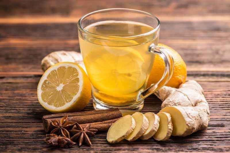 Té de lima con jengibre, una bebida natural y reconfortante que alivia la tos y la congestión, gracias a las propiedades antiinflamatorias del jengibre. La lima, rica en vitamina C, ayuda a mejorar la circulación y a desintoxicar el cuerpo, promoviendo una recuperación rápida.