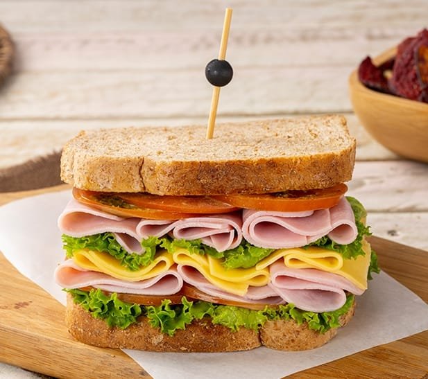 Sándwich de jamón relleno de lechuga y jitomate desayuno práctico