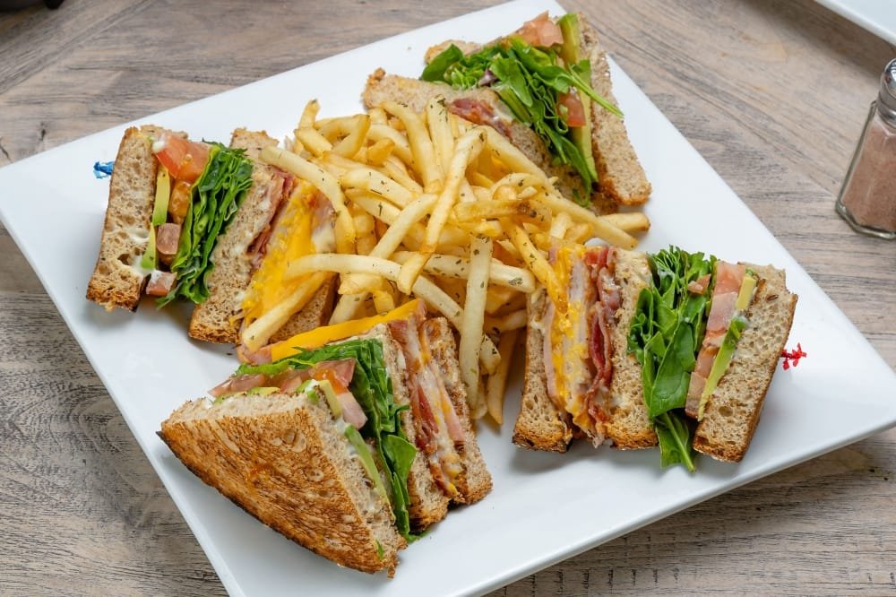 Club de sandwich con pan tostado jamón , pollo y papas fritas abundantes