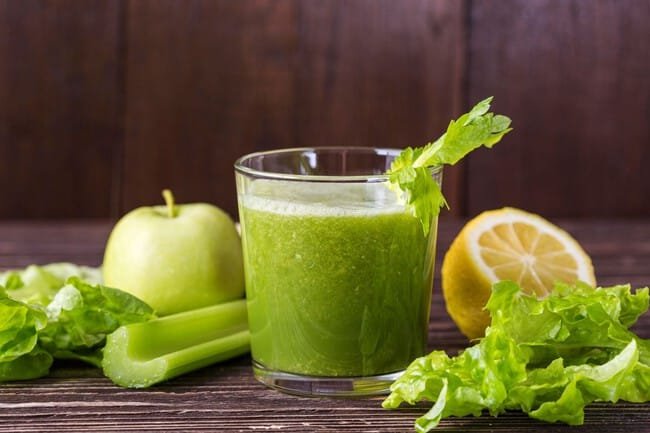 Saludable jugo desintoxicante verde, jugo para comenzar tu mañana, ideal para desintoxicar tu cuerpo.