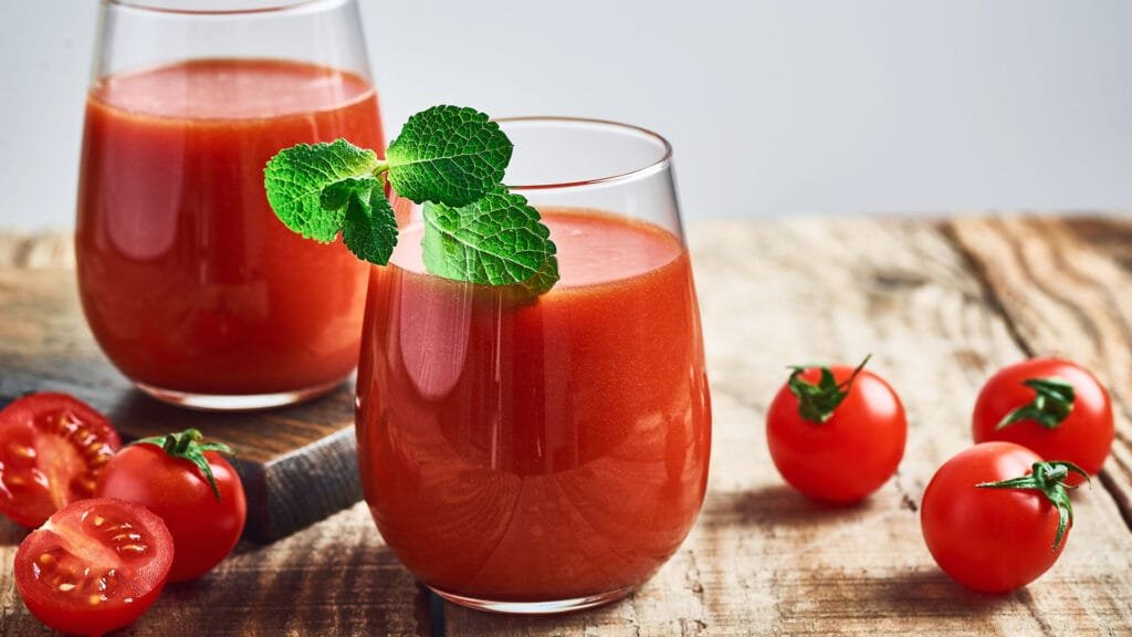 Jugo natural de jitomate cherry, rico en antioxidantes y vitamina C, ideal para aliviar los síntomas de la gripa. Su sabor fresco y propiedades antiinflamatorias ayudan a reducir la congestión en las vías respiratorias y a mejorar la circulación, brindando una opción natural y refrescante.