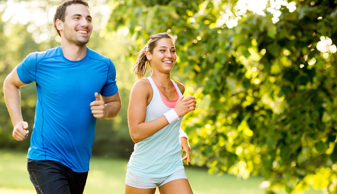 Personas deportistas, ágiles y saludables saliendo a correr para reponer energías, mejorando la circulación y fortalecer el sistema inmunológico.