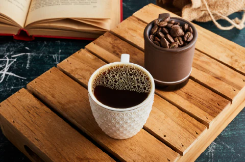 Café americano recién hecho, de calidad, ideal para acompañar con pan dulce o bísquet esponjoso. Bebida caliente rica en sabor, perfecta para empezar el día con energía y frescura.