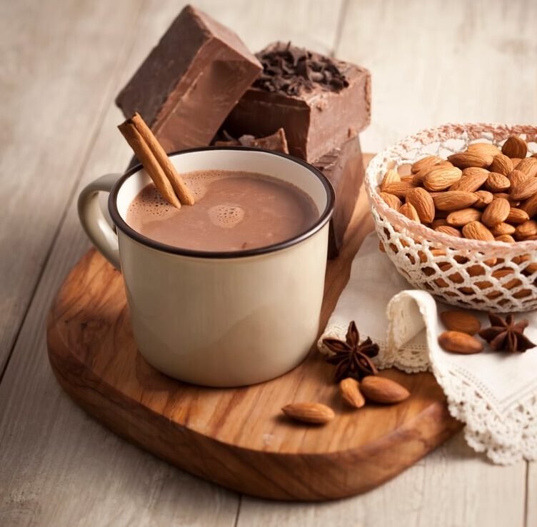 Chocolate caliente con leche, una bebida reconfortante y rica en sabor. Perfecto para acompañar con concha rellena de nata o pan dulce, ideal para disfrutar en cualquier momento del día.