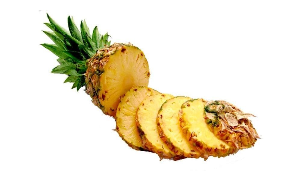 Piña fresca, rica en vitamina C y antioxidantes, una fruta ideal para aliviar los síntomas de la gripe. Sus propiedades antiinflamatorias ayudan a reducir la congestión en las vías respiratorias y a mejorar la digestión