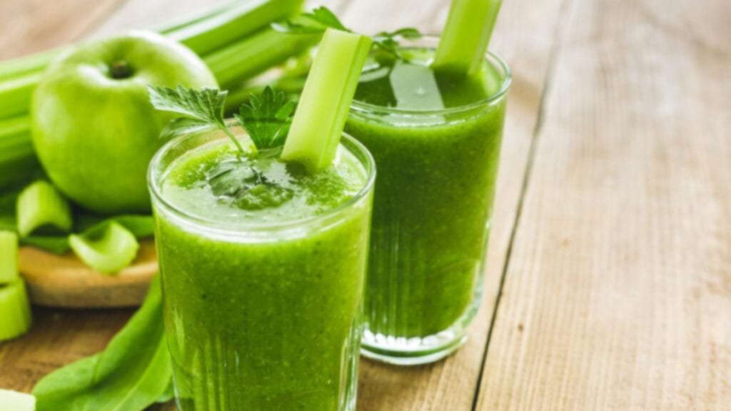 Jugo verde con buenas vitaminas para empezar la mañana con energía