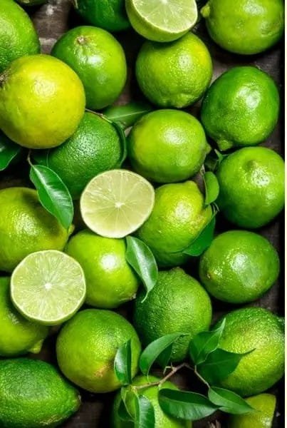 Limones frescos, ricos en vitamina C y antioxidantes, perfectos para mejorar la digestión, fortalecer el sistema inmunológico y aportar propiedades antiinflamatorias. Una opción natural para comenzar el día con energía y frescura.