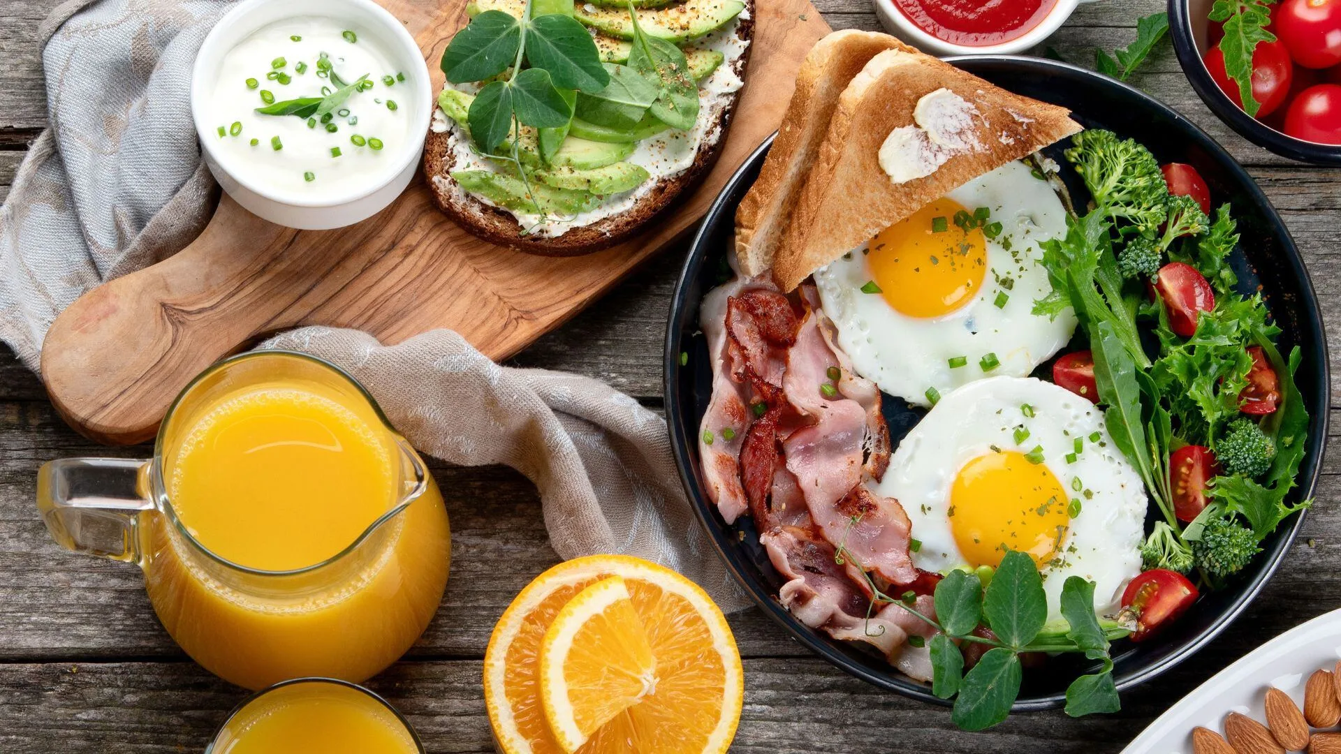 Desayuno ligero con huevos al gusto , tocino y jugo de naranja delicioso , fresco y nutritivo