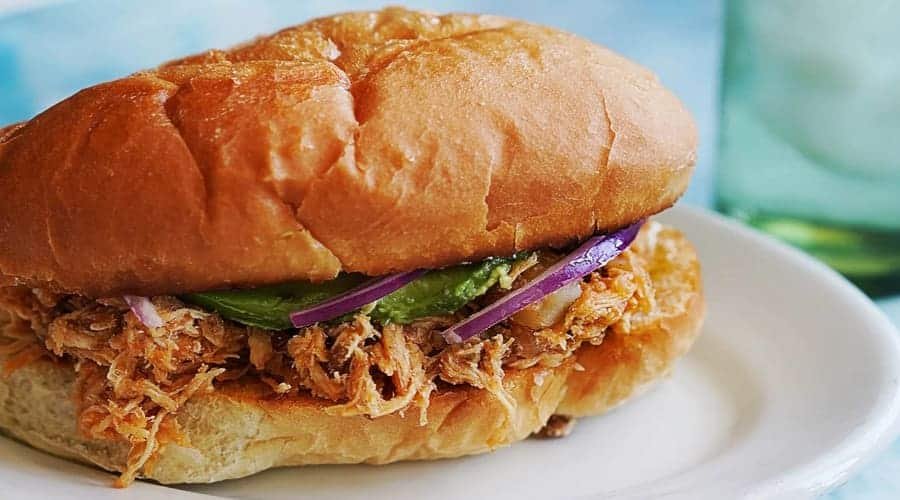 Rica torta, rellena con ingrediente ricos, frescos y naturales, como cebolla, aguacate, comida rápida, antojitos.