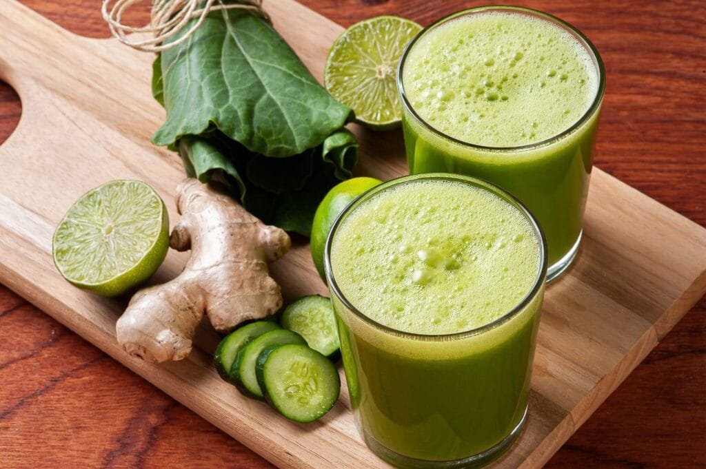 Jugo verde con espinacas frescas, pepino y un toque de manzana, rico en antioxidantes y fibra. Ideal para detoxificar el cuerpo, mejorar la digestión y fortalecer el sistema inmunológico de manera natural.
