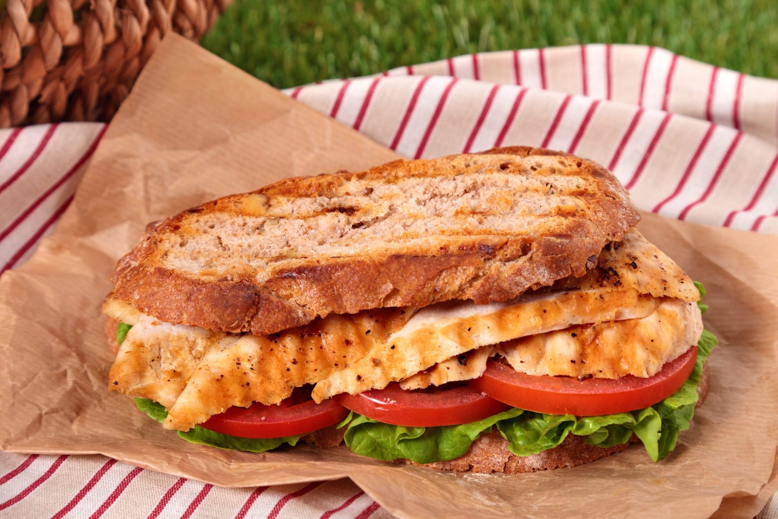 Sándwich de pollo desayuno práctico para dieta y balanceado