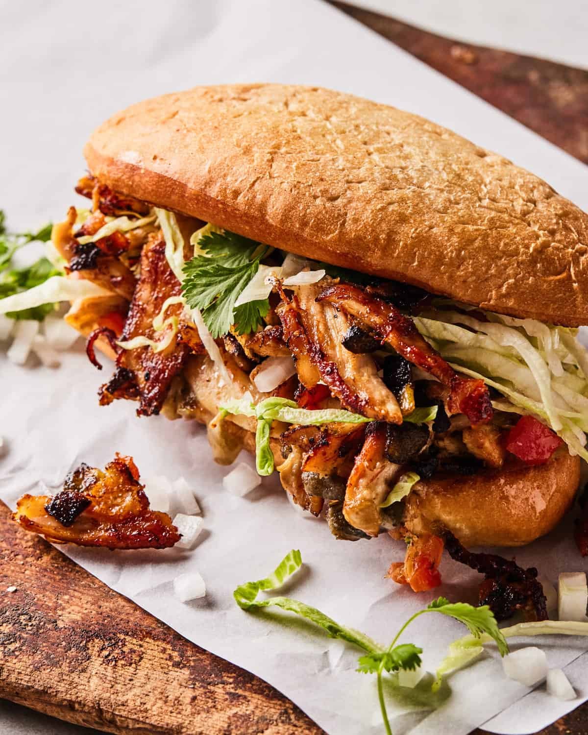 Torta de pierna rostizada con lechuga con excelente tamaño y sabor inigualable