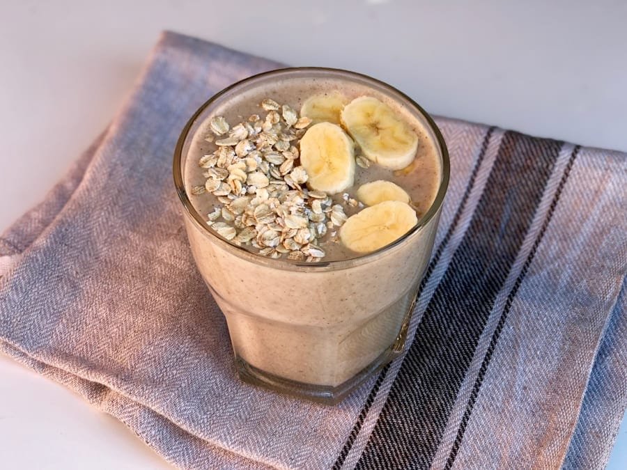 Licuado de avena con plátano, cremoso y natural, ideal para empezar el día con energía. Rico en potasio, fibra y nutrientes esenciales, es perfecto como desayuno saludable o snack post-entrenamiento