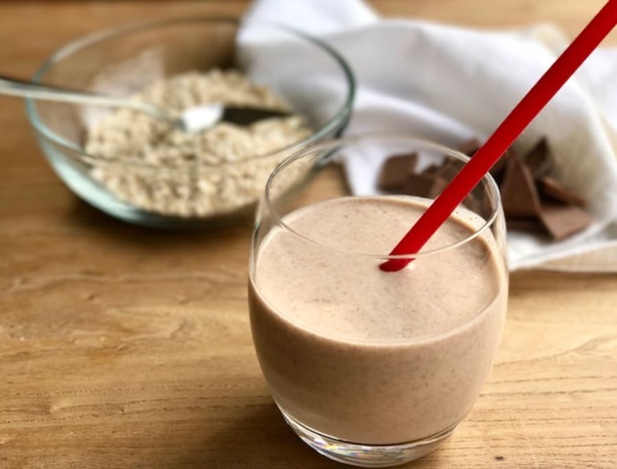 Licuado de plátano con chocolate, cremoso y delicioso. Preparado con ingredientes naturales como avena y leche, es un snack revitalizante lleno de energía y sabor. Ideal para quienes buscan una bebida nutritiva con un toque dulce y antioxidante.