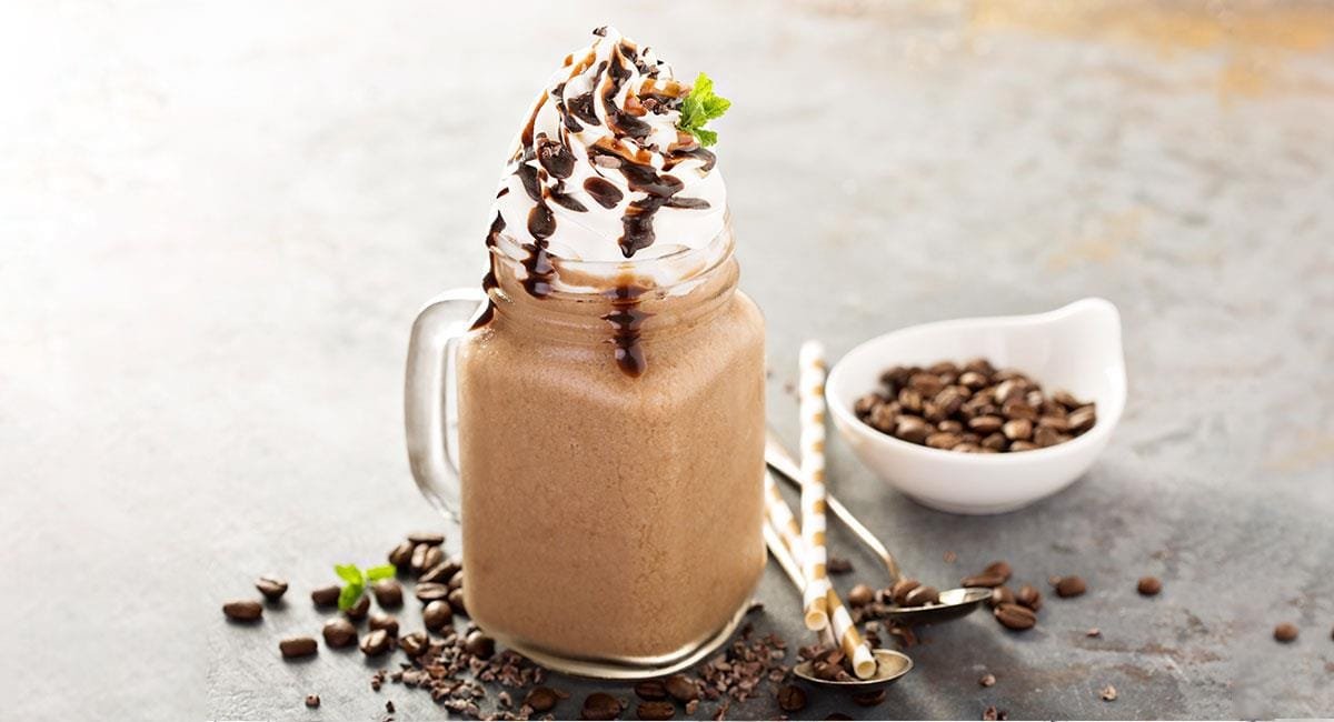 Licuado de moka con café y chocolate, ideal para comenzar el día con energía. Cremoso, lleno de sabor y con un toque de cafeína natural. Una bebida deliciosa para los amantes del café que buscan algo diferente y revitalizante.