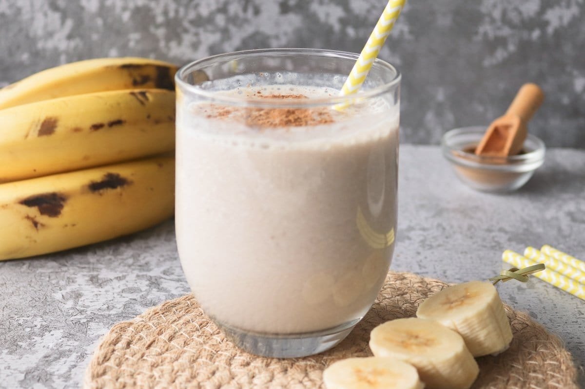 Delicioso licuado de plátano, licuado suave y energético lleno de potasio, malteada de plátano rica y saludable.