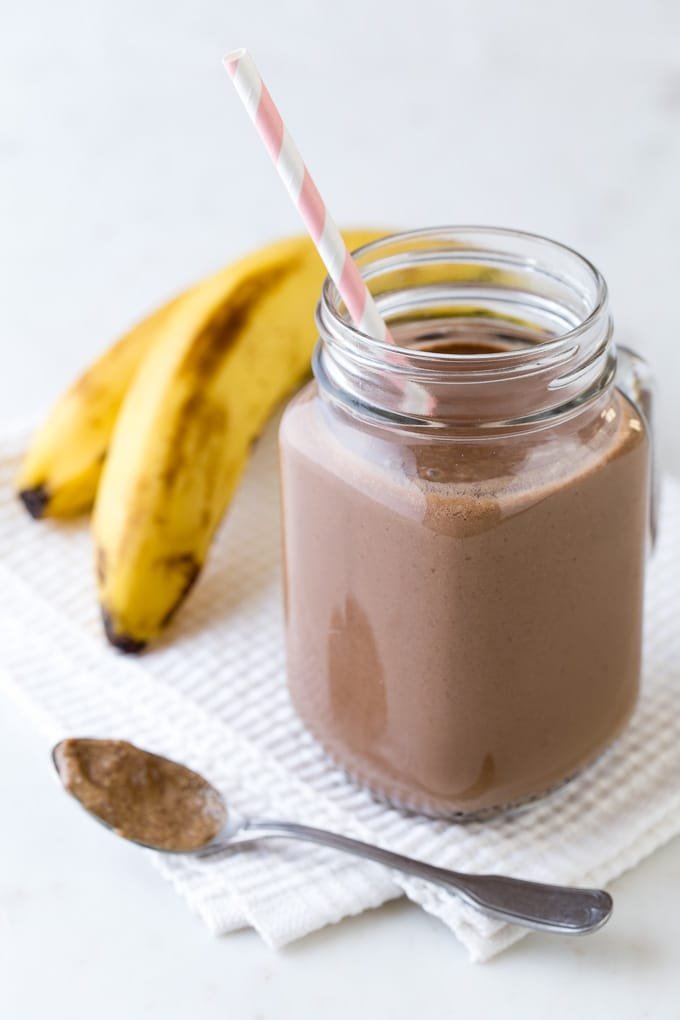 Delicioso licuado cremoso de chocolate, dulce y energético, ideal para tu desayuno.