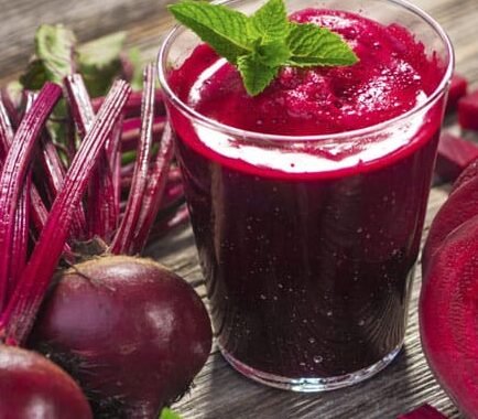 Betabel fresco, rico en antioxidantes, fibra y propiedades antiinflamatorias. Ideal para mejorar la circulación, apoyar la salud renal y fortalecer el sistema inmunológico de forma natural.