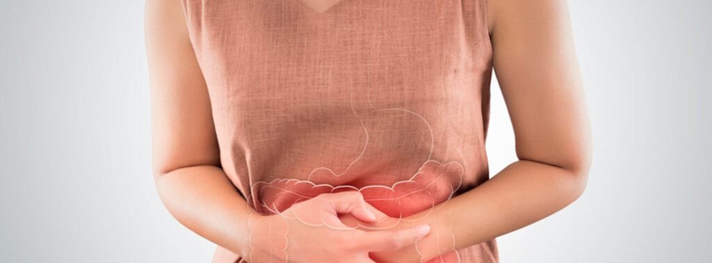Mujer con dolor de colitis y malestar estomacal