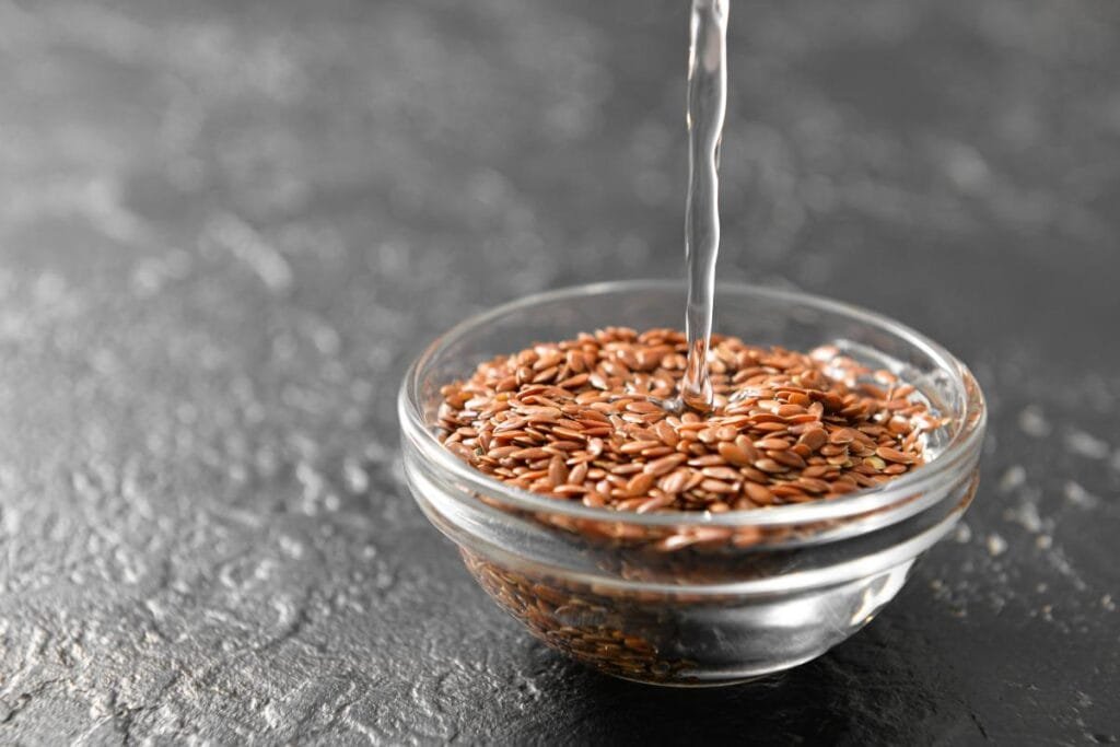 Semillas de linaza, ricas en fibra y ácidos grasos omega-3, ideales para reducir el colesterol LDL y aumentar el colesterol HDL. Opción natural y saludable para mantener un corazón fuerte y equilibrar los niveles de colesterol
