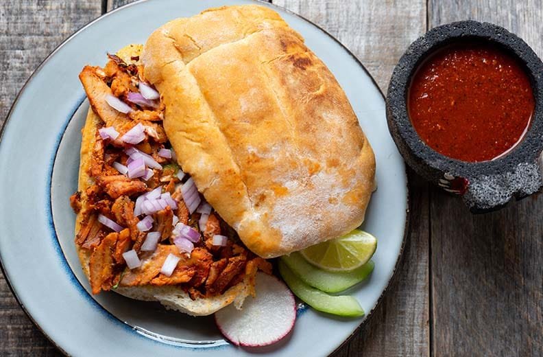 Torta mexicana picante con ingredientes tradicionales.