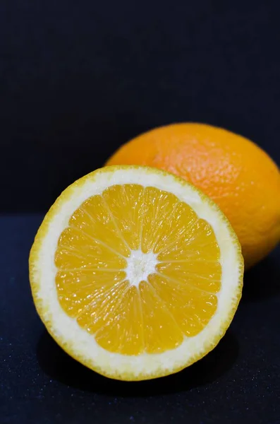 Naranja partida a la mitad, Para un jugo por la mañana ideal para tu salud, jugo antioxidante y cítrico, jugo ideal para tu desayuno o almuerzo.