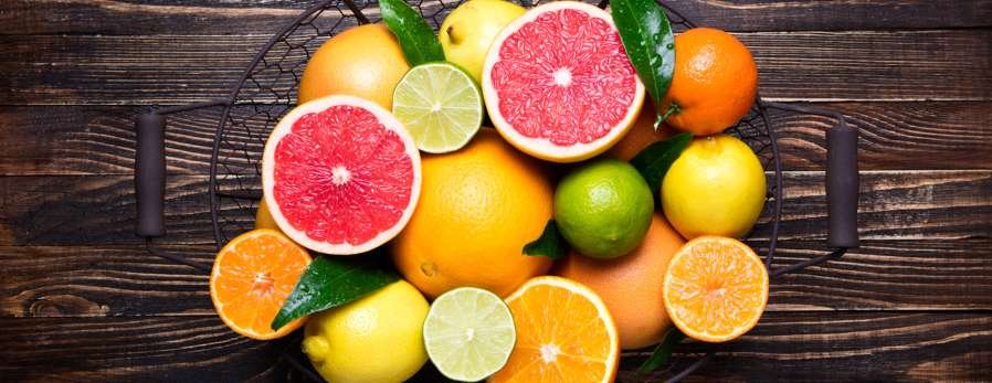 Jugo fresco de naranja, toronja y limón, rico en vitamina C y antioxidantes. Bebida natural perfecta para fortalecer el sistema inmunológico y mejorar la digestión, ideal para empezar el día lleno de frescura y energía