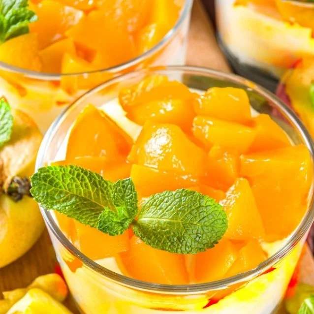 Licuado de durazno, nuez y rompope, una mezcla deliciosa y suave con un toque especial. Perfecto para disfrutar de una bebida indulgente, rica en sabor, antioxidantes y con un toque único de rompope.