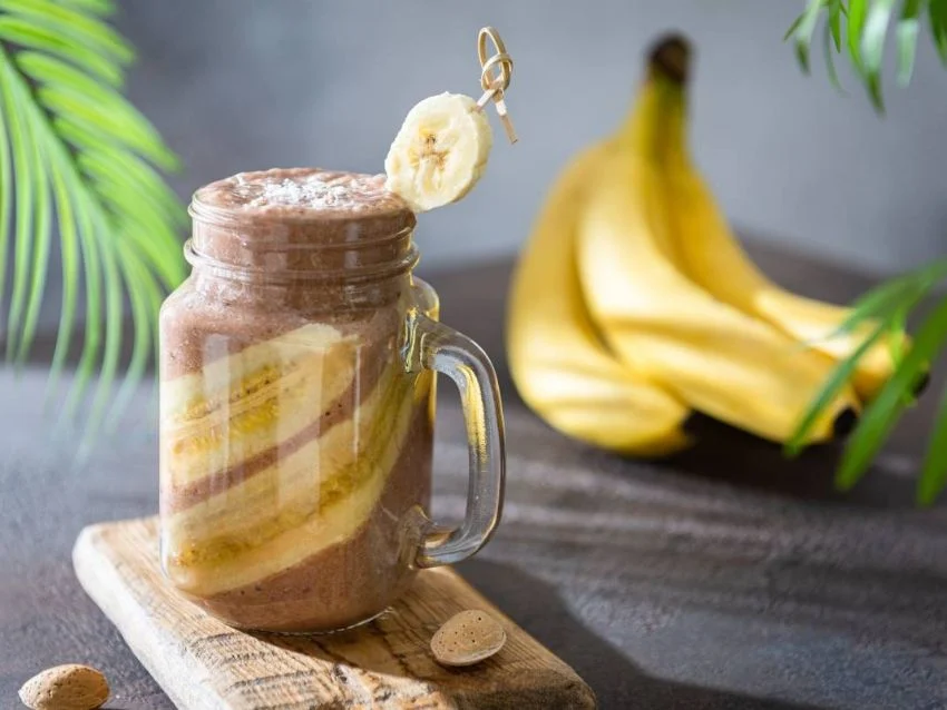 Licuado de plátano natural, preparado con ingredientes frescos como avena y leche, ideal para un desayuno