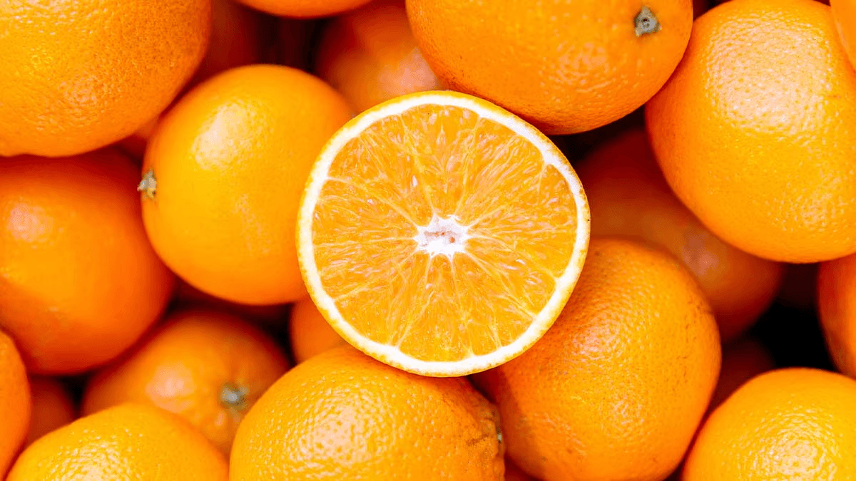 Naranjas frescas, ricas en vitamina C, antioxidantes y propiedades antiinflamatorias. Una fuente natural de fibra, perfectas para mejorar la digestión, apoyar la salud renal y fortalecer el sistema inmunológico. Disfruta de sus nutrientes esenciales para comenzar el día con energía.