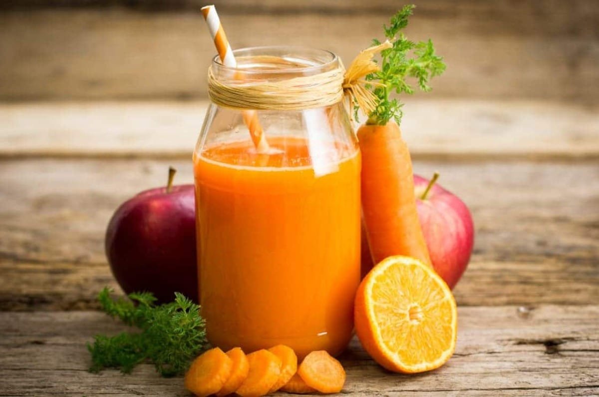 Jugo de zanahoria buena para la digestión , desintoxicante saludable para el hígado