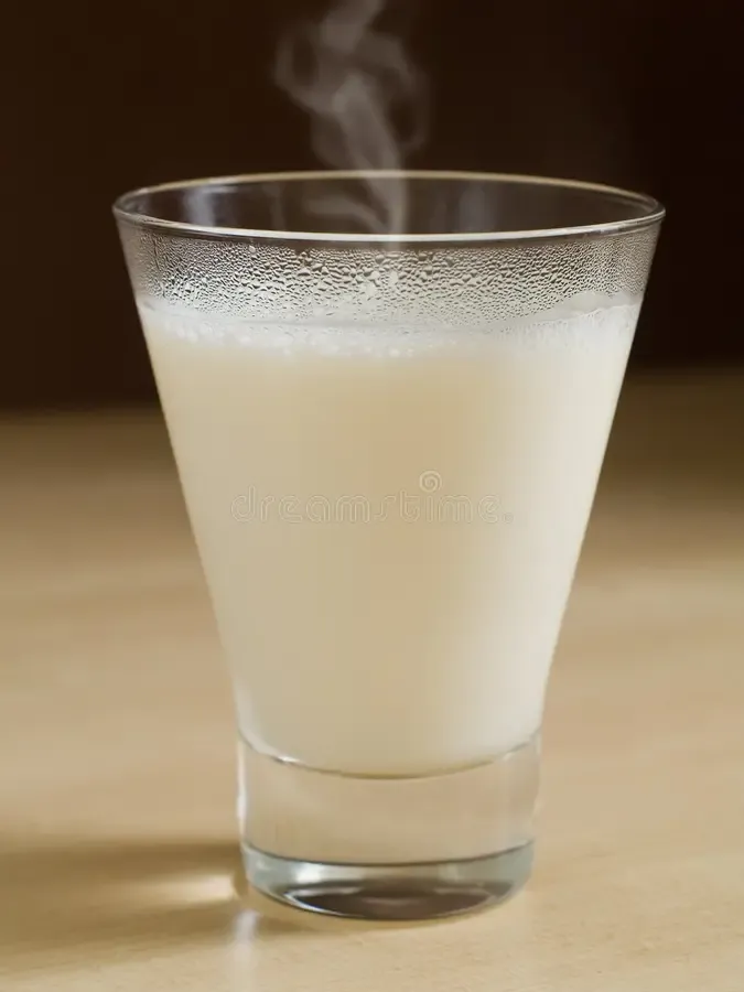 Leche caliente, suave y cremosa, perfecta para acompañar con pan dulce o bísquet esponjoso. Bebida reconfortante que aporta bienestar, ideal para un desayuno nutritivo o una merienda reconfortante