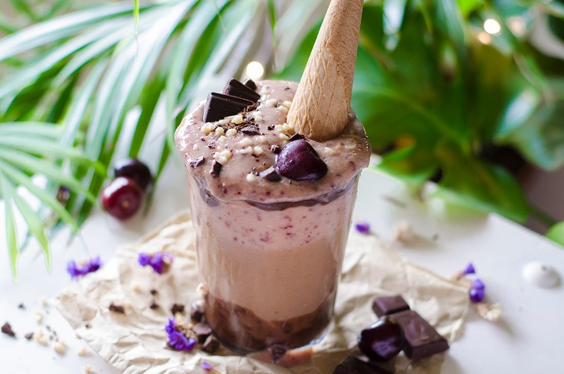 Delicioso licuado de cereza, nuez y chocolate fresco, una mezcla perfecta de dulzura natural y un toque de chocolate cremoso. Ideal para satisfacer tu antojo de manera saludable, lleno de antioxidantes y nutrientes esenciales