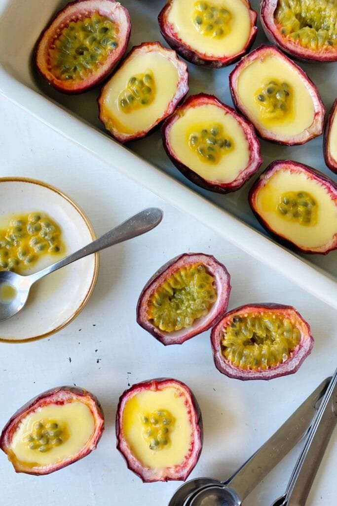 Maracuyá fresco, lleno de vitamina C, antioxidantes y propiedades antiinflamatorias. Mejorar la digestión y apoyar la salud cardiovascular. Una fruta deliciosa y nutritiva que aporta energía y bienestar natural.