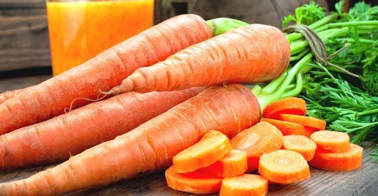 Zanahorias frescas, ricas en vitamina A, antioxidantes y fibra. Ideales para mejorar la digestión y apoyar la salud ocular. Una fuente natural de nutrientes esenciales que favorece la circulación y la salud de la piel.