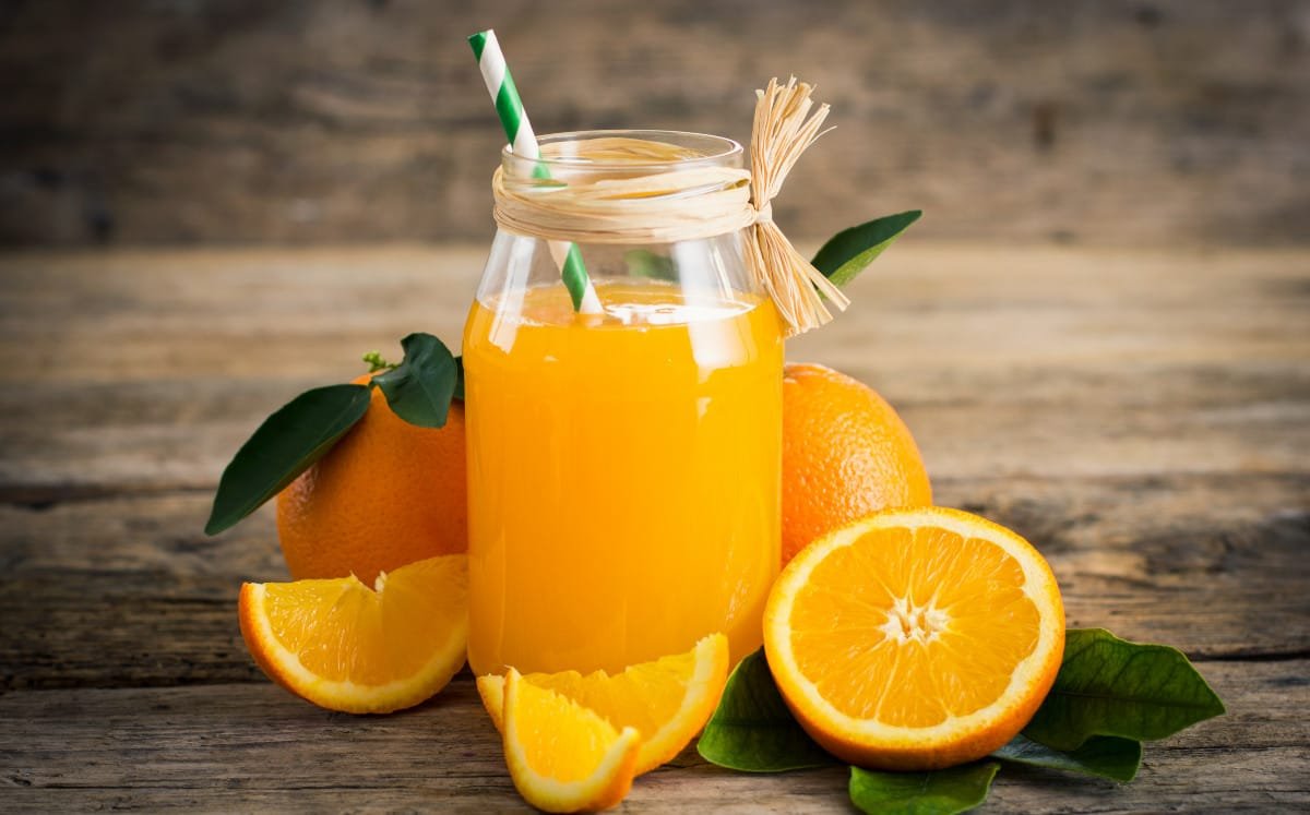 Jugo de naranja cítricos para empezar con energía natural buena para desayuno