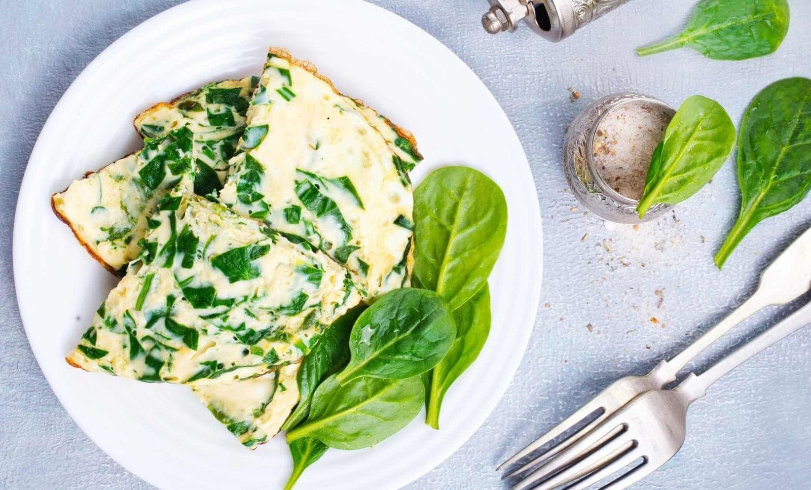 Omelette de claras con espinacas baby, proteína magra ideal para un desayuno light, nutritivo y lleno de sabor. Opción saludable con ingredientes frescos.