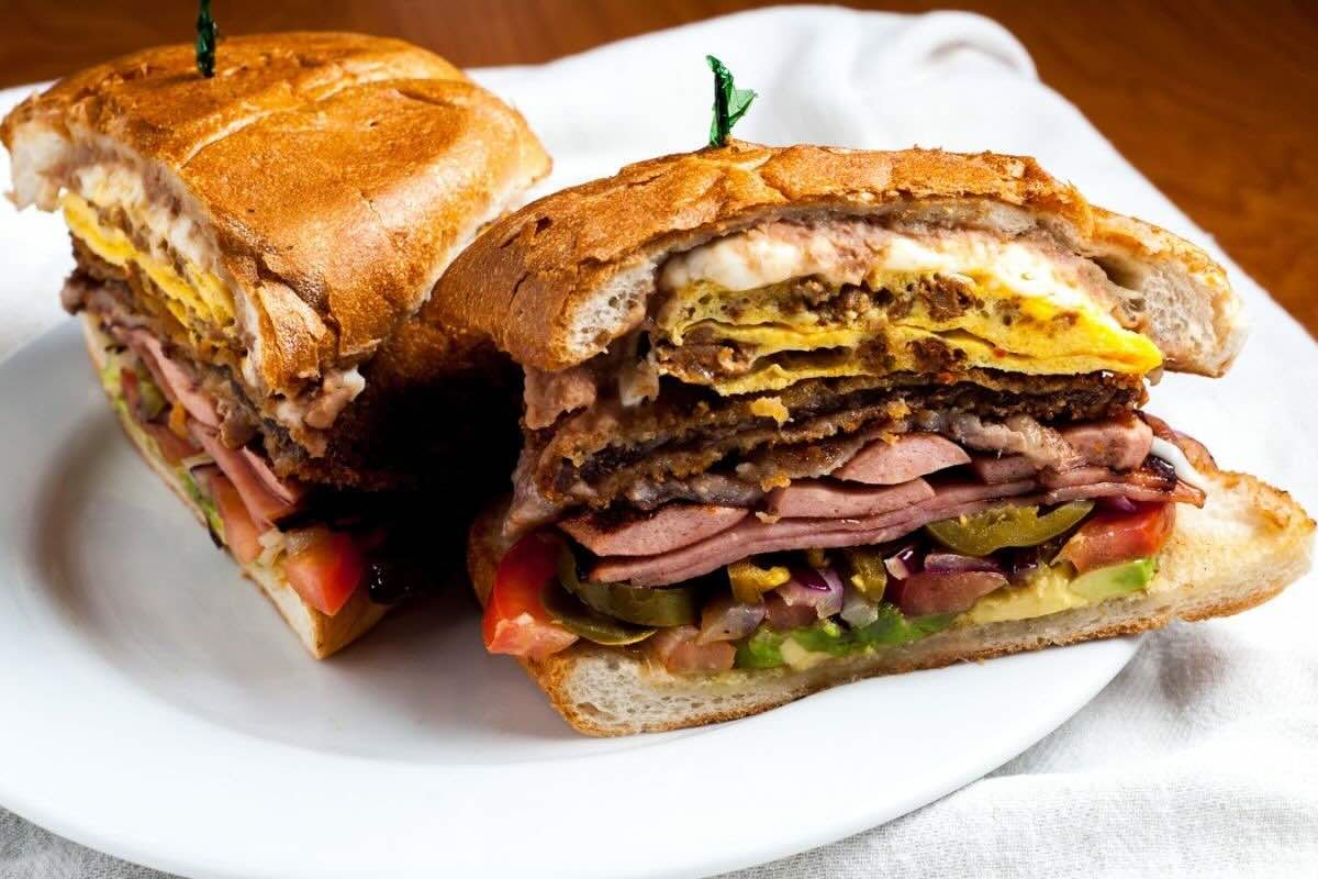 Torta con muchas proteínas salchicha, jitomate, aguacate, carne queso jamón