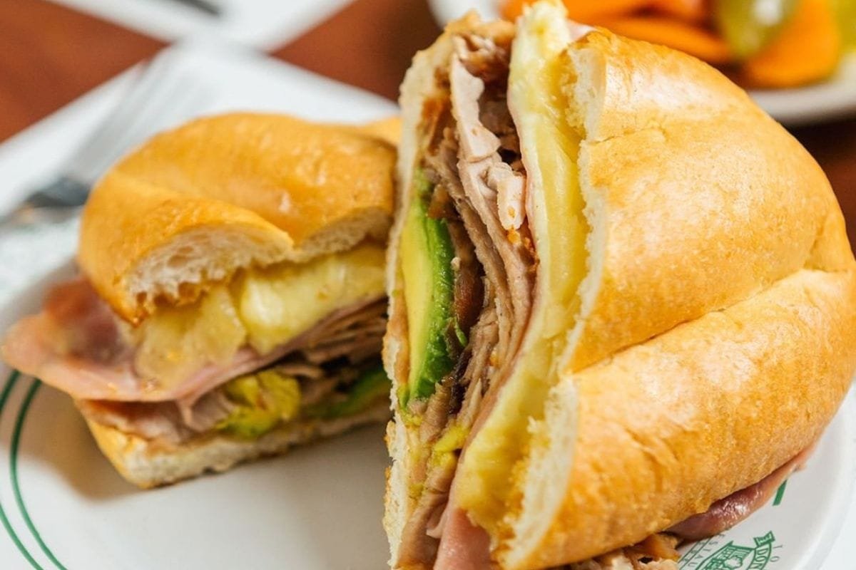 Torta con pollo jamón aguacate con excelente sabor con ingredientes frescos como jamón , pollo y queso