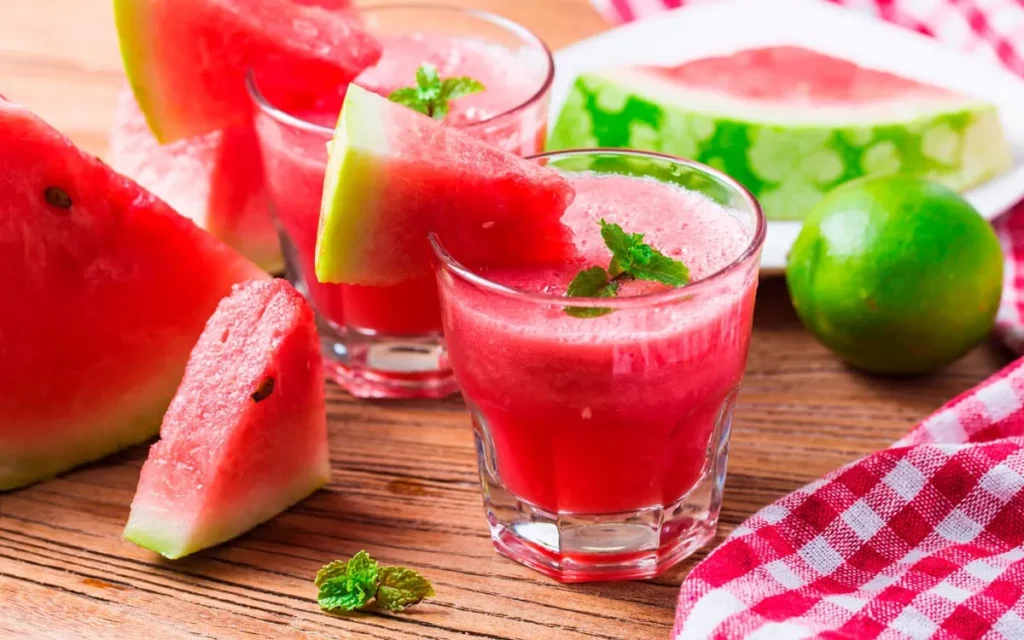 Jugo fresco de sandía, hierbabuena y lima, una bebida deliciosa y refrescante, rica en vitamina C y antioxidantes. Ideal para hidratarte, fortalecer el sistema inmunológico y disfrutar de un sabor natural y revitalizante